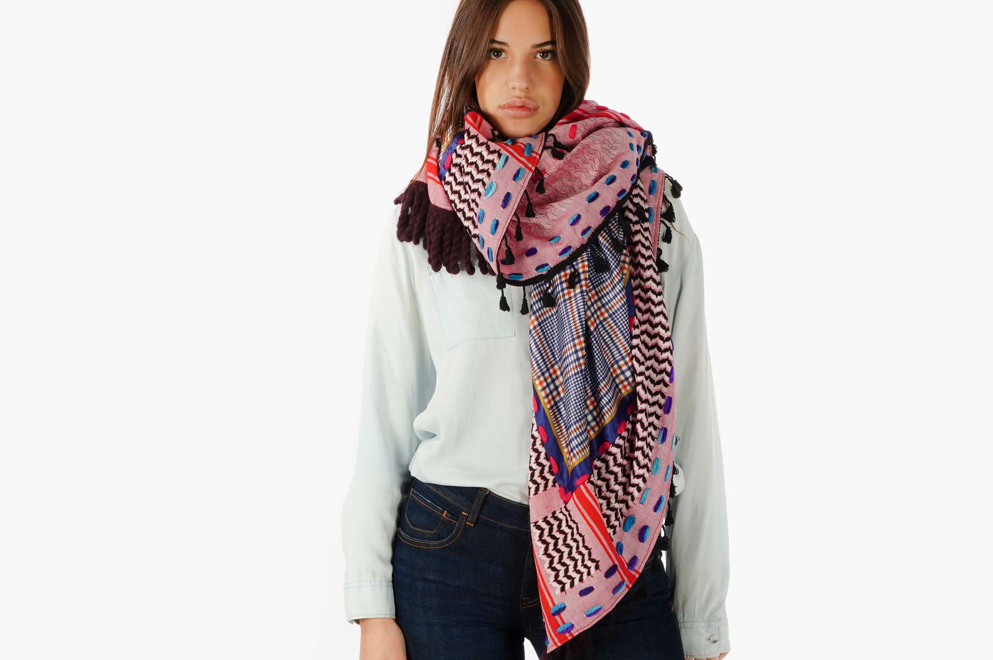 Gum pink keffiyeh doubled with micro cheks silk foulard and edged with wool burgundy fringe