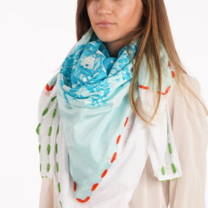 Total white keffyeh doubled with a vintage Indian silk foulard “sky blue iris flowers”