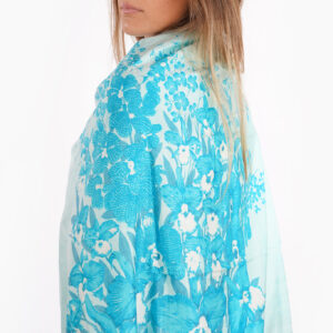 Total white keffyeh doubled with a vintage Indian silk foulard “sky blue iris flowers”